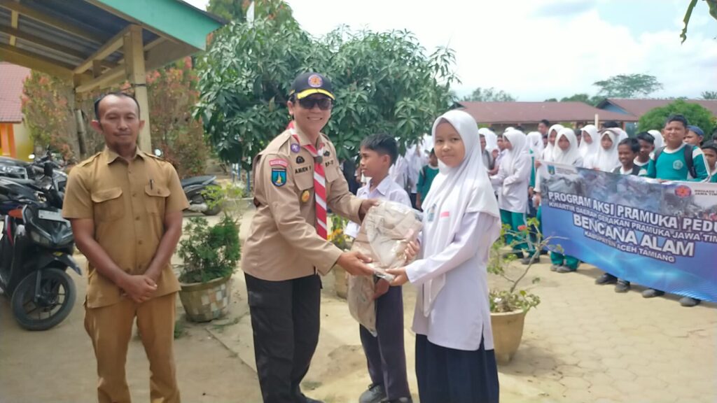 Kwarda Jatim Salurkan 725 Paket Seragam Pramuka di Aceh Tamiang